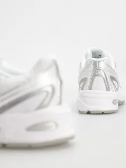 New Balance 740 Shoes