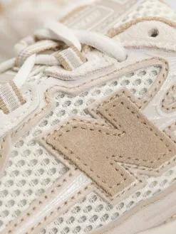 New Balance 740 Shoes